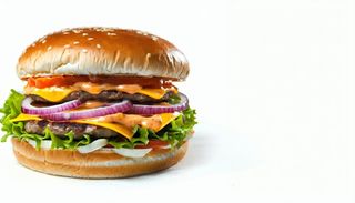 Hamburger con formaggio, insalata, cipolla e salsa rosa