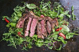 Tagliata di manzo su crema di rucola, servita con gambi di porcino