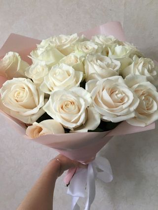 თეთრი ვარდები ვარდისფერ შესაფუთში 