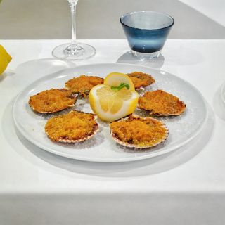 Zamburiñas con cebolla pochada, gratinadas al Albariño