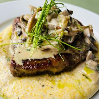 Ceafă de porc sous-vide cu balmoș și sos de hribi