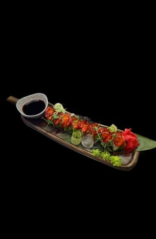 Ролл с клубникой и авокадо 