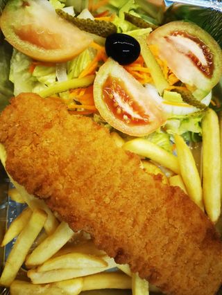 Filete De Merluza Rebozado con Patatas Fritas y Ensalada