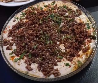 Plato De Hummus Con Ternera