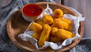 Tiras de pollo con croquetas de jamón y patatas fritas