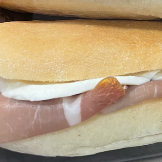 Panino con mozzarella e prosciutto crudo di parma