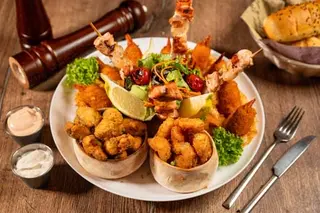 Platou cald cu fructe de mare
