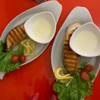 Стейк из семги с овощами на гриле