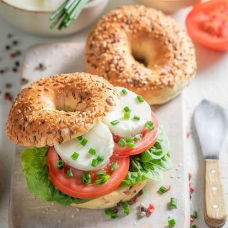 Bagel de queso fresco y vegetales