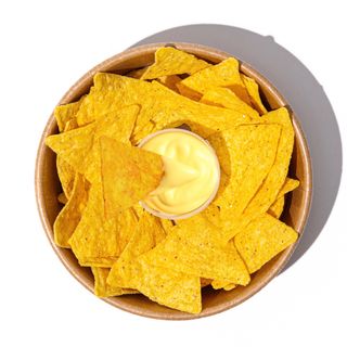 Naczos z płynnym serem cheddar