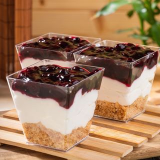 Десерт в чаша чийзкейк с боровинки