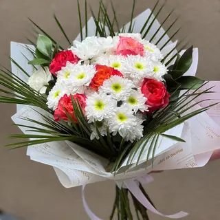 Buchet format din 5 trandafiri, 4 crizanteme, verdeata