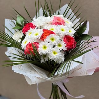 Buchet format din 5 trandafiri, 4 crizanteme, verdeata