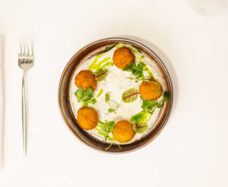 Crochete din peste, sos de iaurt si usturoi