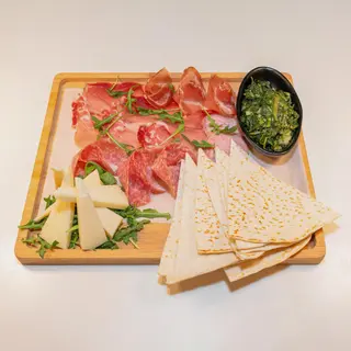 Tagliere di salumi e formaggi del territorio