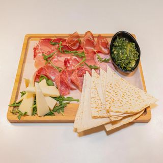 Tagliere di salumi e formaggi del territorio