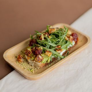 Авокадо тост з халумі