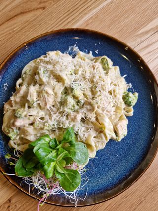 Tagiatelle z kurczakiem i brokułem