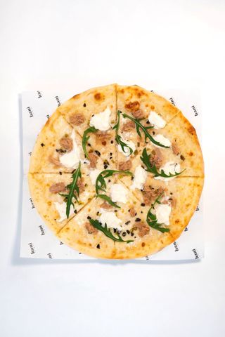 Пицца с тунцом и страчателлой 