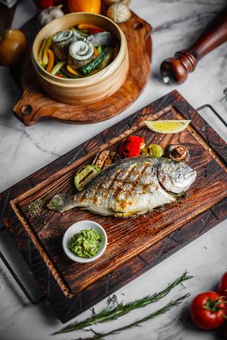 Дорадо запеченная с травами и овощами гриль