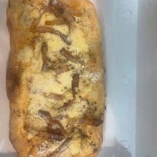 Pinsa con guanciale e scamorza