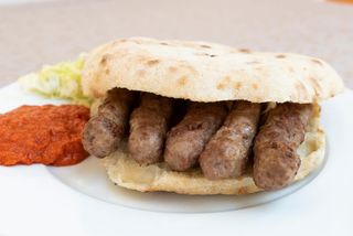 Cevapcici(salse e insalate a scelta)