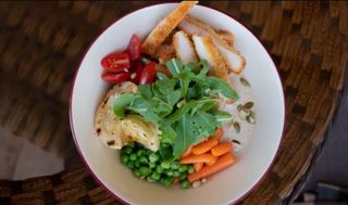 Боул с хрустящей курицей в пармезане