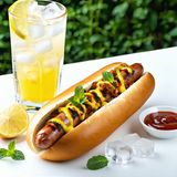 Хот Дог кълцана наденички и сос +  ЛИМОНАДА ( по избор )