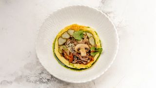 Говядина в сливочном соусе и тремя видами грибов