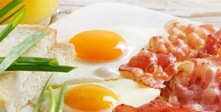 Huevos Con Bacon Y Tostadas