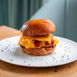 Brioche de Ovo, Bacon e Queijo