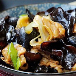 130.Pollo con alghe cinese nere 木耳鸡片