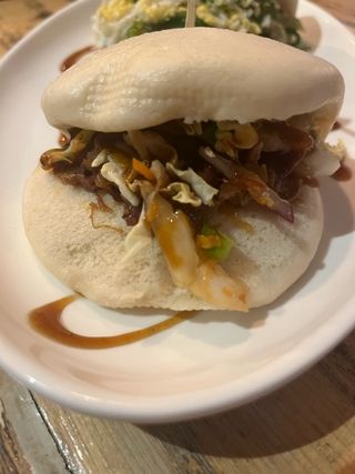 Bao de costilla a la barbacoa