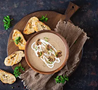 Supă cremă de ciuperci de pădure cu parmezan si nuci