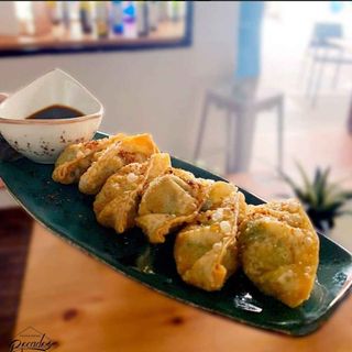 Gyosas de verduras fritas acompañadas con salsa de soja 6uds