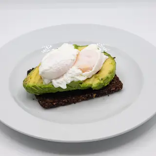 Pan de centeno con aguacate y huevos pochados 