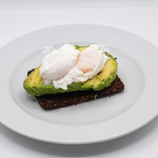 Pan de centeno con aguacate y huevos pochados 