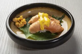 NIGIRI SALMON A LA BRASA (2 PZS.)