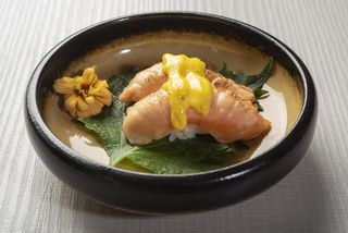 NIGIRI SALMON A LA BRASA (2 PZS.)