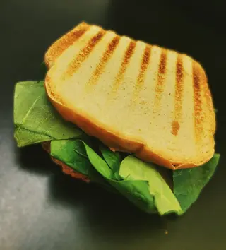 Sándwich de hummus y espinaca (vegano)