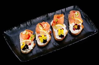 BRUSCHETE CU CREMA DE BRANZA SI SOMON FUME RODIE SI CEAPA VERDE 250g