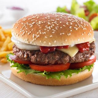 Ham. Carne con patatas y bebida