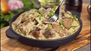 Печінка куряча в сметані соусі (вагов.)