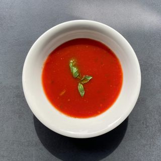 Juha rajčica s bosiljkom