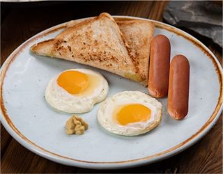 Яичница- глазунья с сосисками