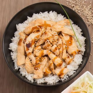 135 Gohan con pollo teppanyaki