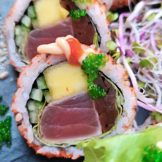 Uramaki z opalanym tuńczykiem