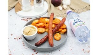 Grilled sausages,apa plata