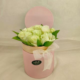 Caixa Elegante com Rosas Brancas