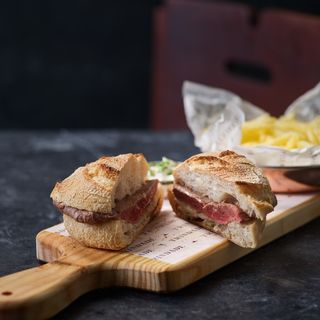 Prego do Lombo com Batata Frita